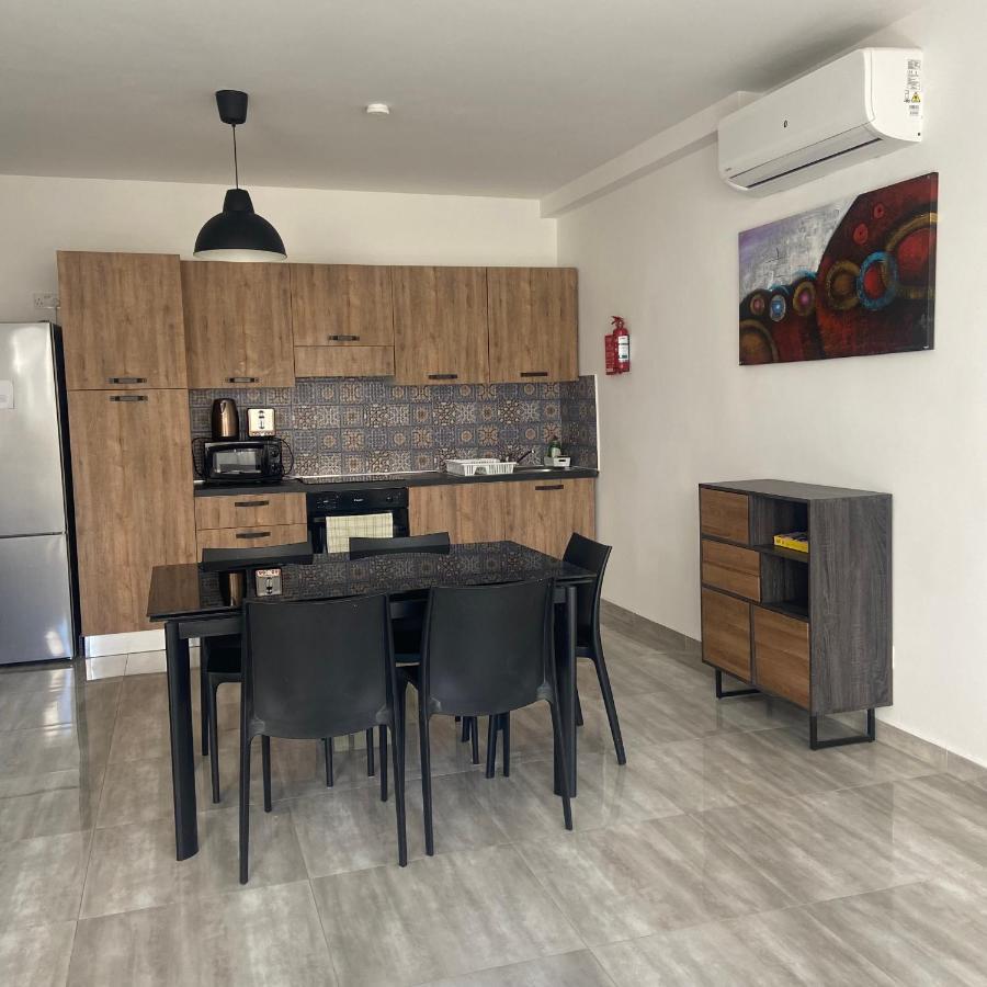 F7 Room 2, Private Bedroom Two Single Beds Shared Bathroom In Shared Flat Msida Eksteriør billede